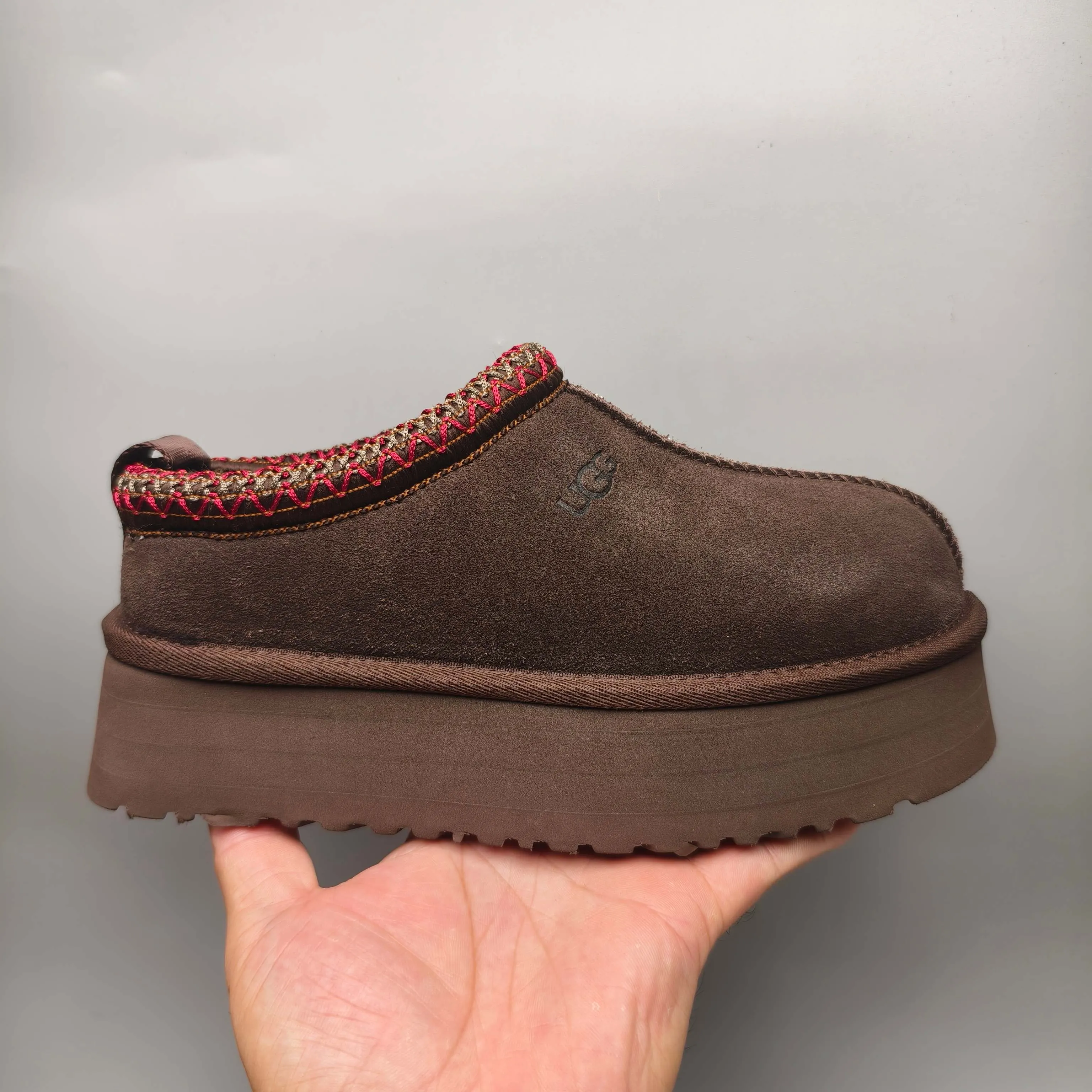 💰440 UGG sheepskin all-in-one snow boots 2553 co-branded national trend style thick-soled one-leg women’s snow boots🐾~ 🍭 A co-branded trendy item launched with well-known designer brands Feng Chen Wang and TELFAR. Zhou Dongyu & Wang Jiaer’s same style Fang Kete boots. The slip-on design makes it easy to put on and take off, and can be used indoors or outdoors. The exotic edging design is eye-catching, and it is definitely worth buying~ 🍭Material: cowhide➕sheep fur Outsole: rubber (light wing technology) 🍭Color: black, maroon, sand, dark green, light gray, chocolate, beige, walnut, brown, dark gray, red 🍭Number of codes: 35-42
